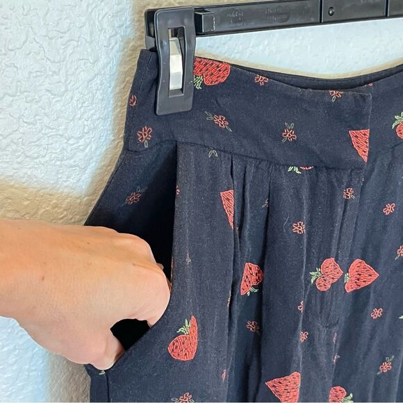Farm Rio Strawberry Printed Wide Leg Pants in Black/Red size XS - Picture 6 of 16